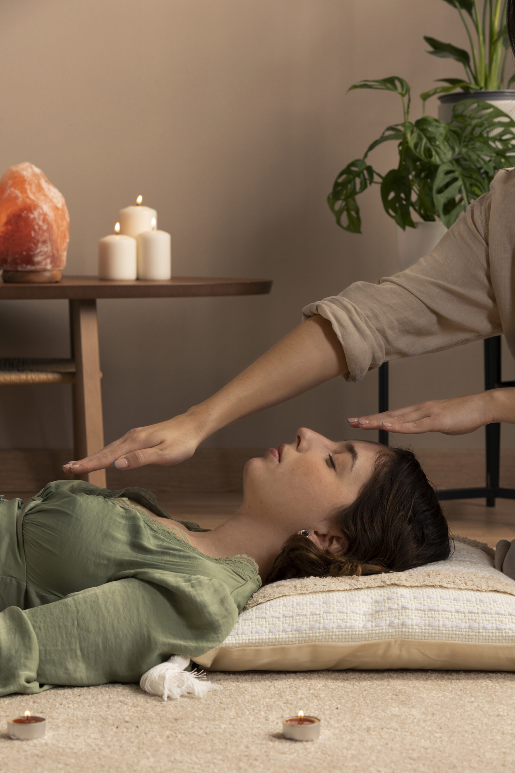 person-conducting-reiki-therapy (2)